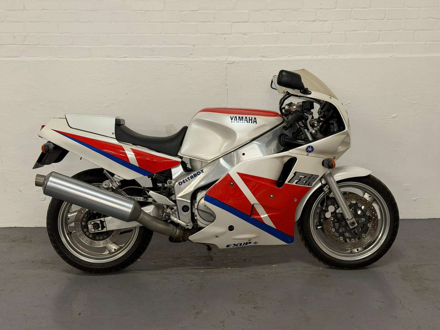 <p>1989 YAMAHA FZR 1000</p>