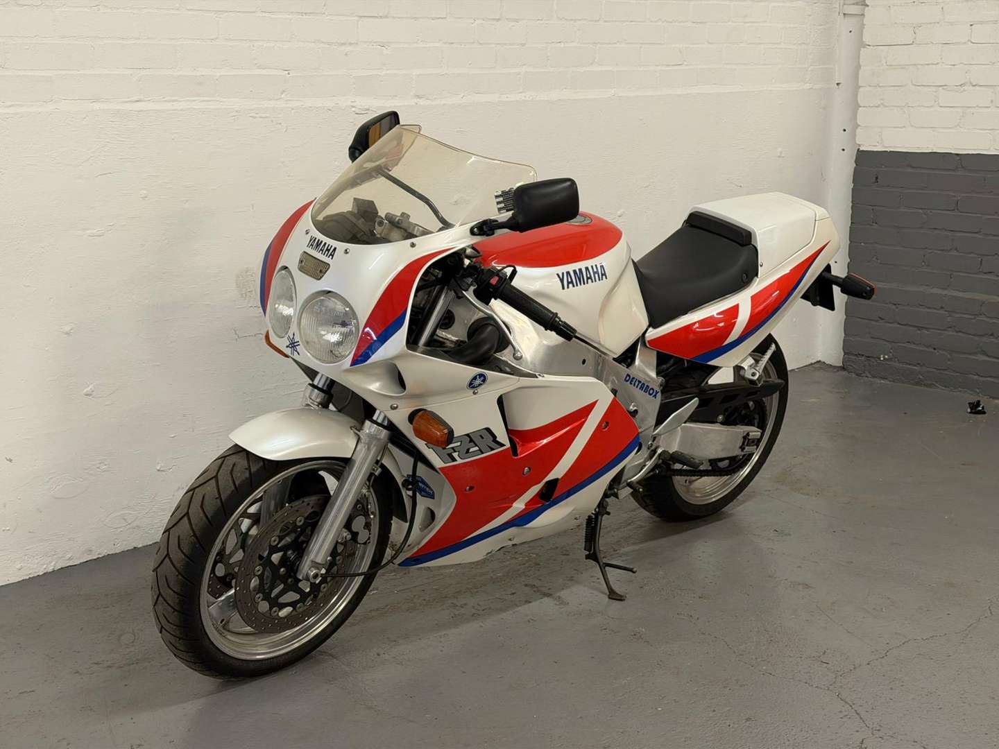 <p>1989 YAMAHA FZR 1000</p>