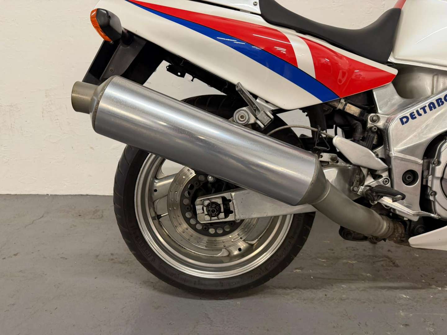 <p>1989 YAMAHA FZR 1000</p>