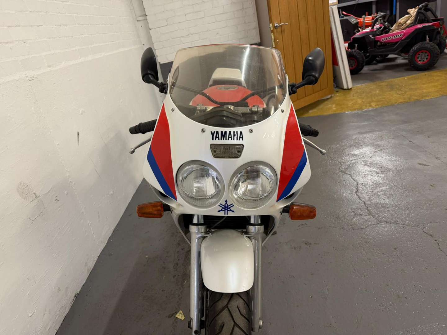 <p>1989 YAMAHA FZR 1000</p>