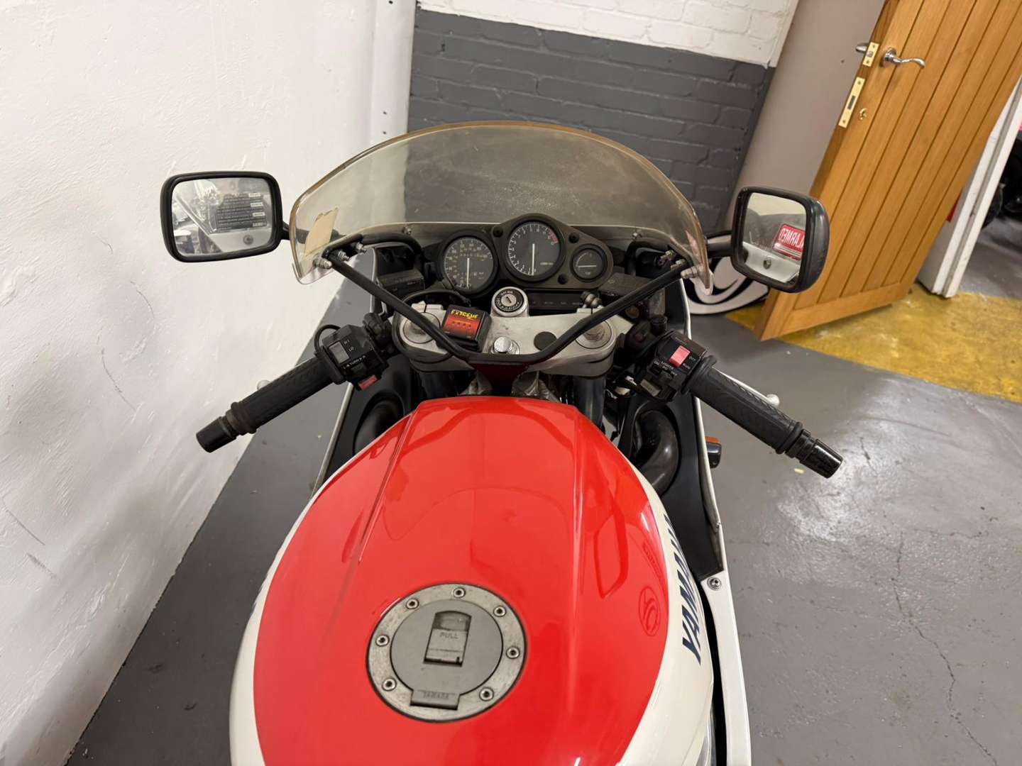 <p>1989 YAMAHA FZR 1000</p>