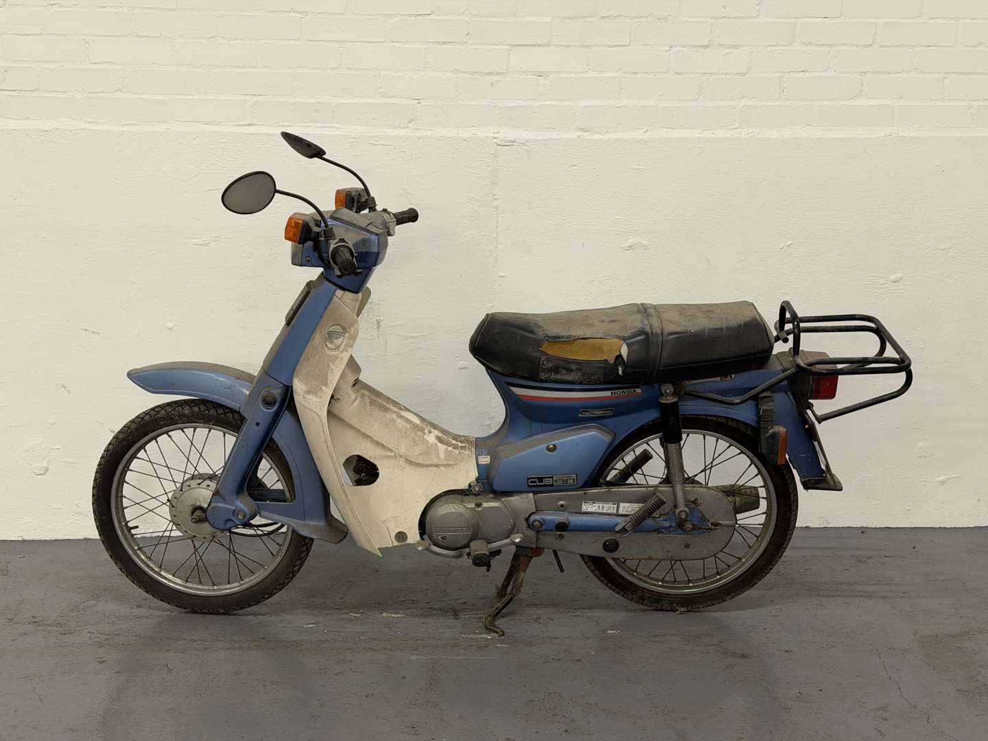 <p>2001 HONDA C90</p>