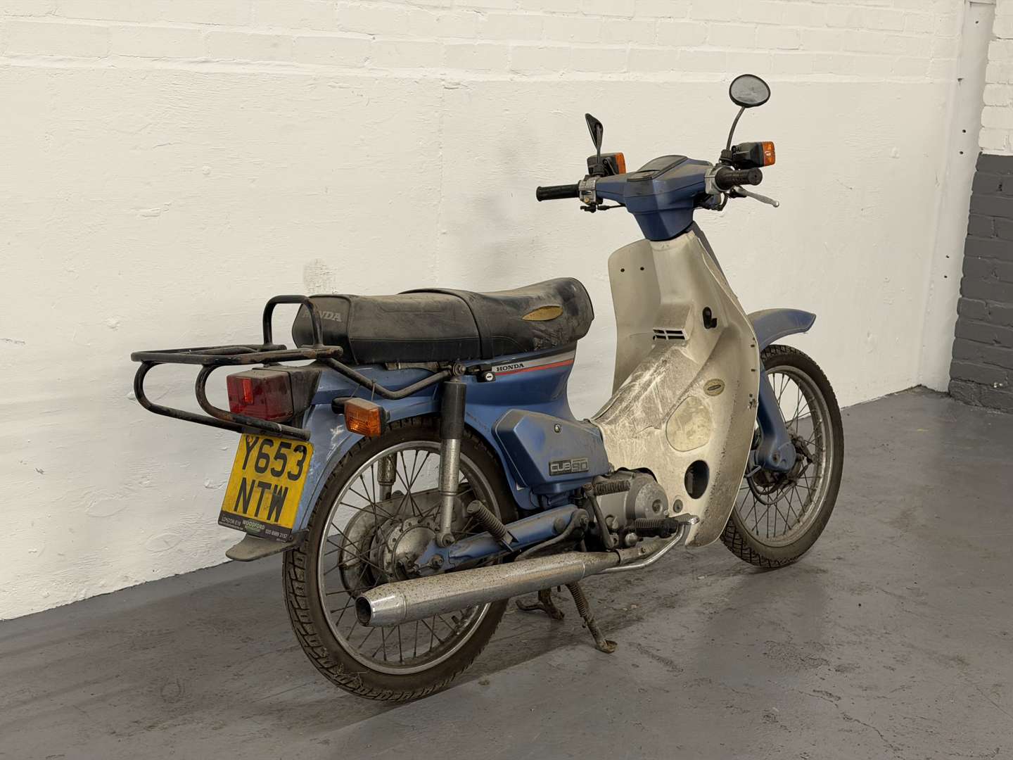 <p>2001 HONDA C90</p>
