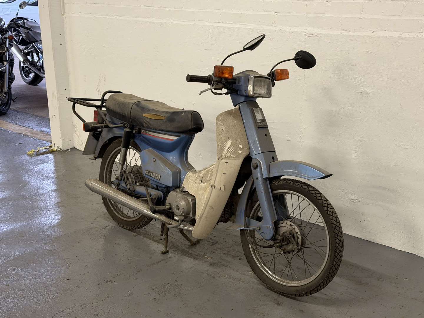 <p>2001 HONDA C90</p>