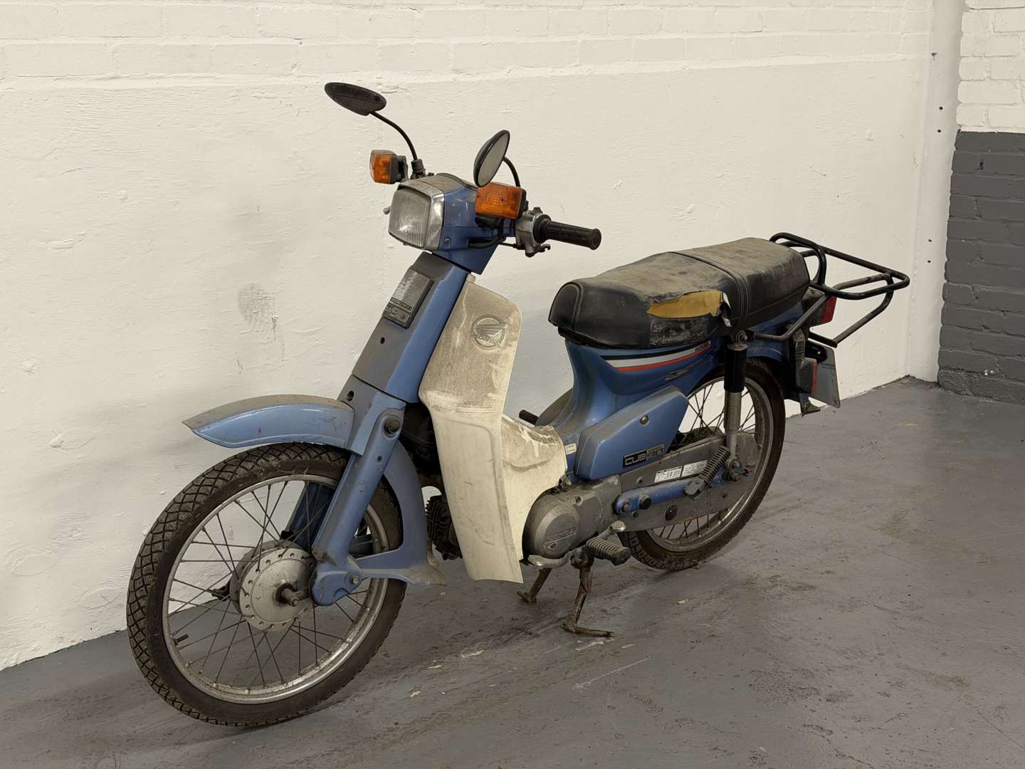 <p>2001 HONDA C90</p>