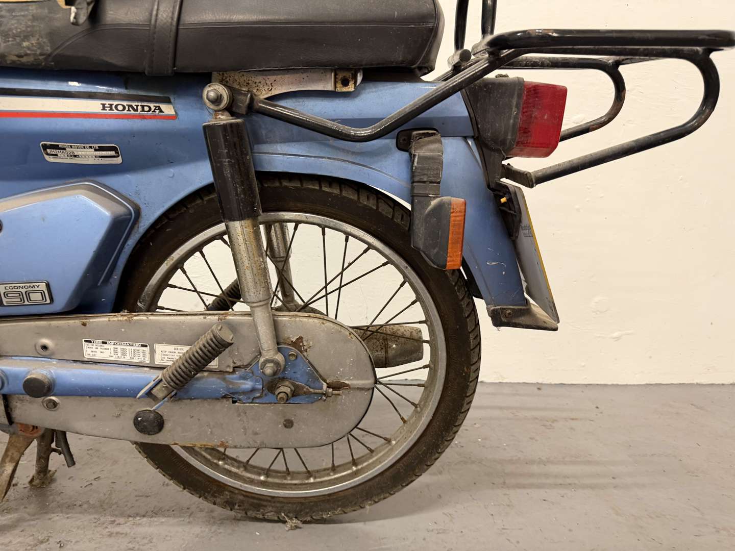 <p>2001 HONDA C90</p>