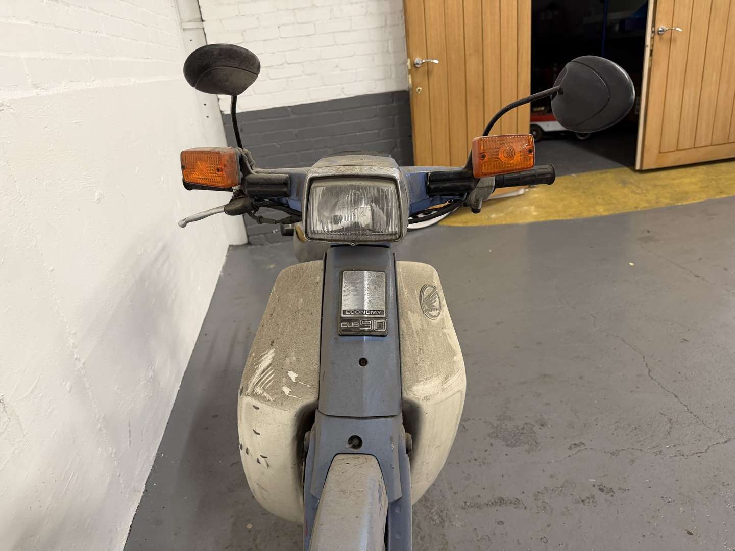 <p>2001 HONDA C90</p>