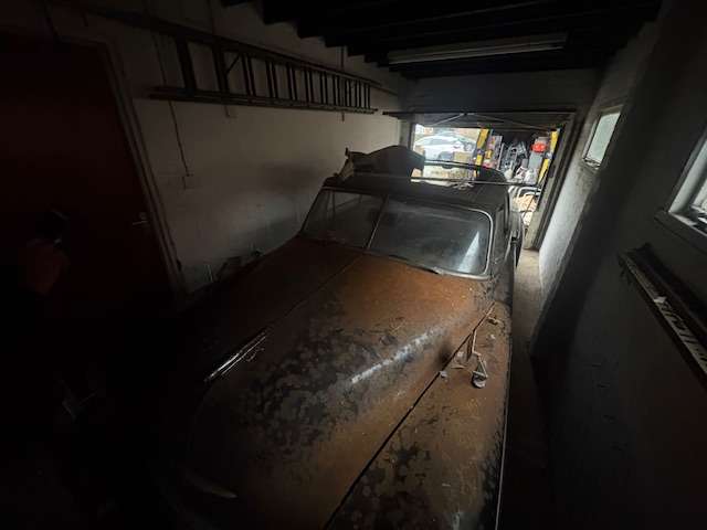 <p>1950 CHEVROLET DELUXE CONVERTIBLE LHD</p>