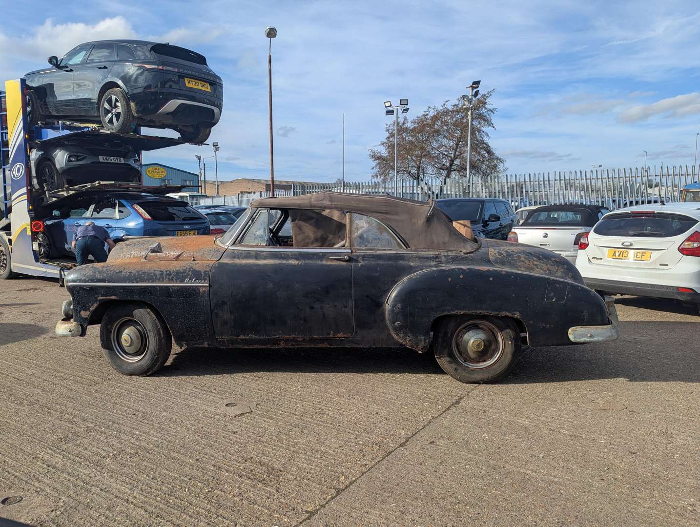 <p>1950 CHEVROLET DELUXE CONVERTIBLE LHD</p>