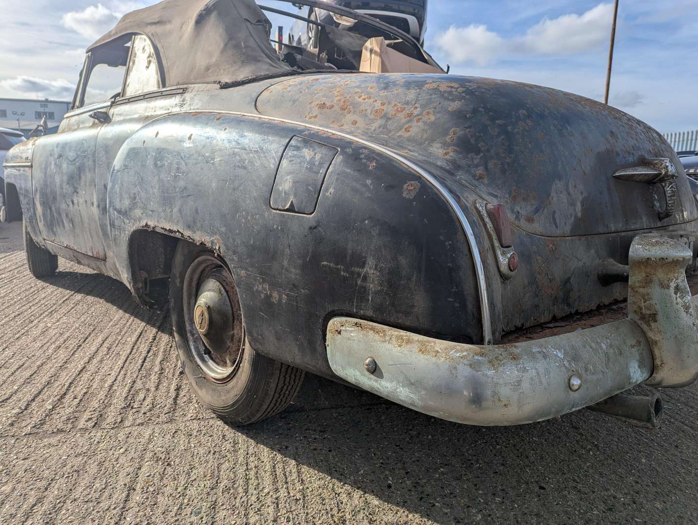 <p>1950 CHEVROLET DELUXE CONVERTIBLE LHD</p>