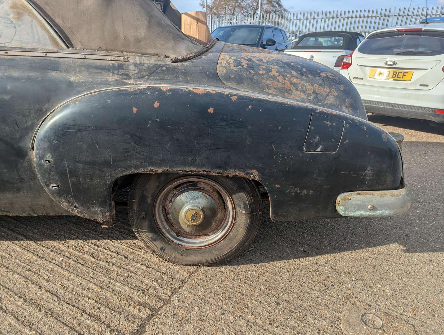 <p>1950 CHEVROLET DELUXE CONVERTIBLE LHD</p>