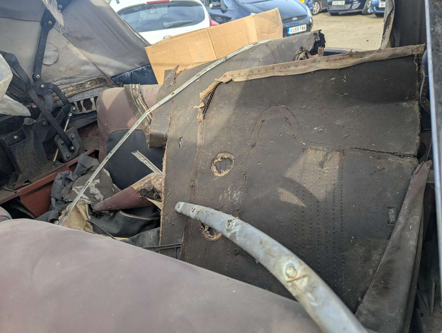 <p>1950 CHEVROLET DELUXE CONVERTIBLE LHD</p>