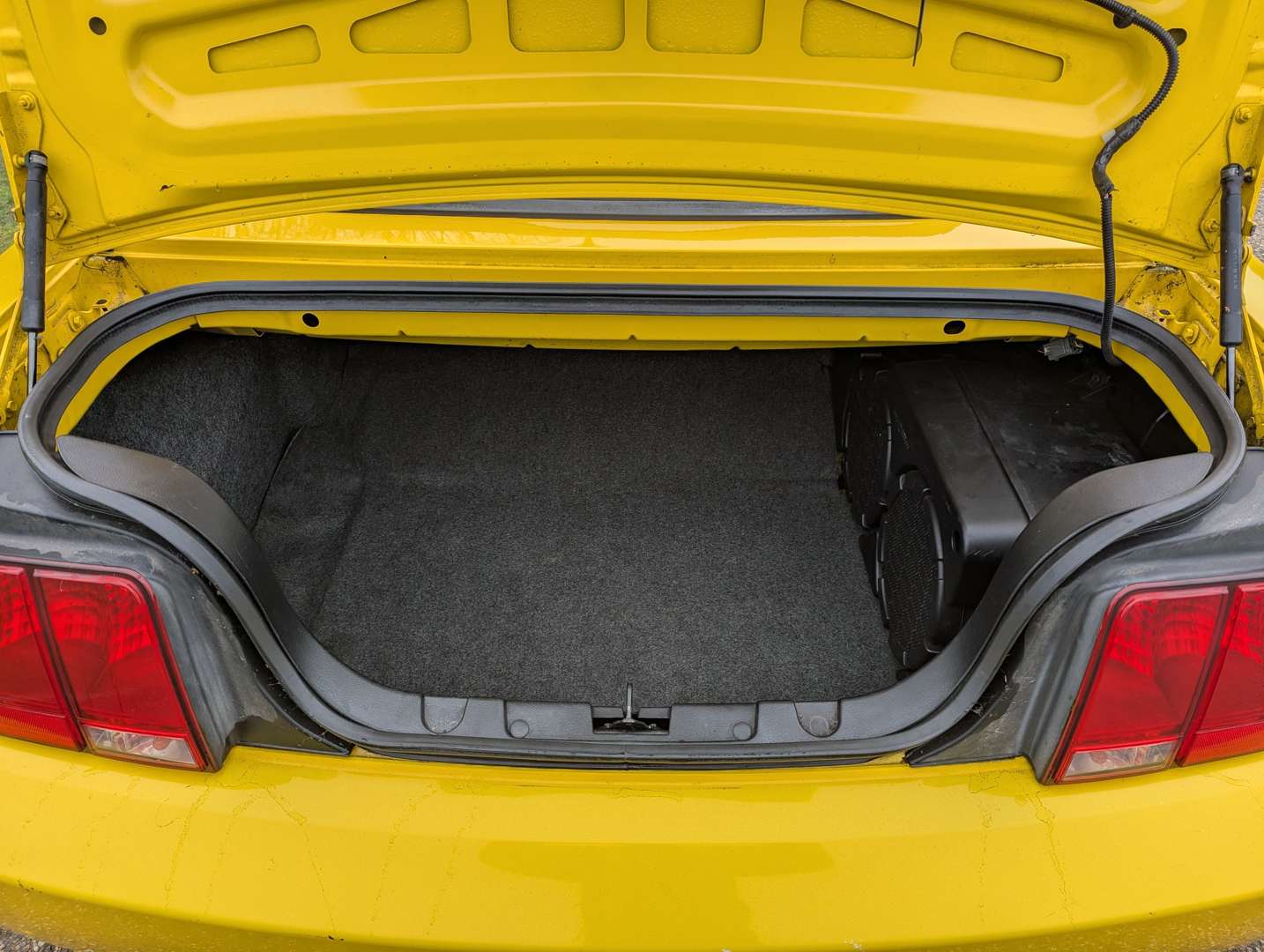 <p>2006 FORD MUSTANG AUTO LHD</p>