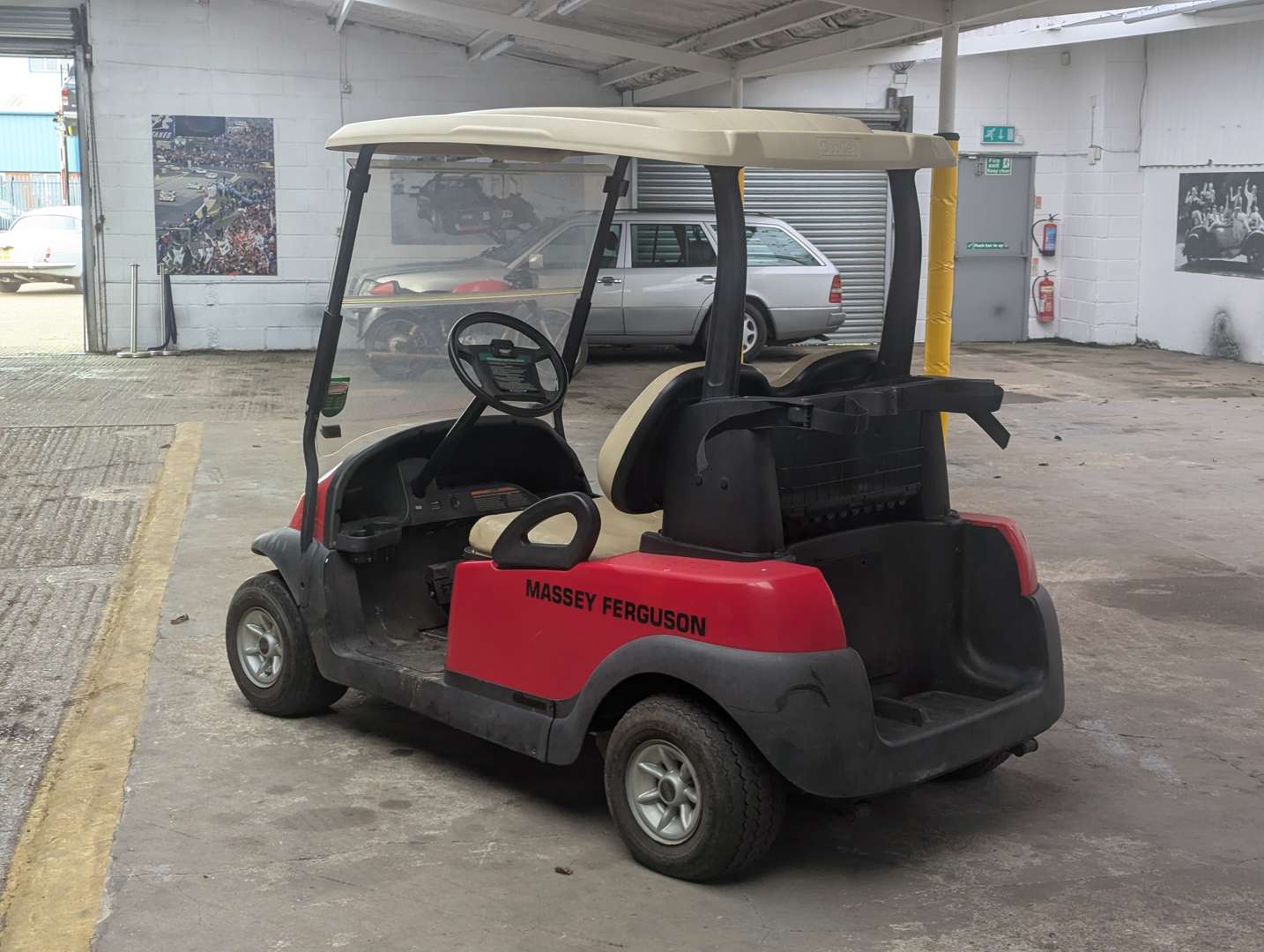 <p>ELECTRIC CLUB GOLF BUGGY</p>