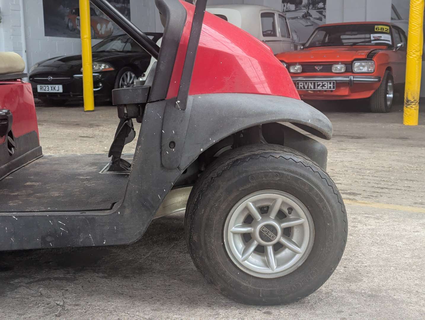 <p>ELECTRIC CLUB GOLF BUGGY</p>