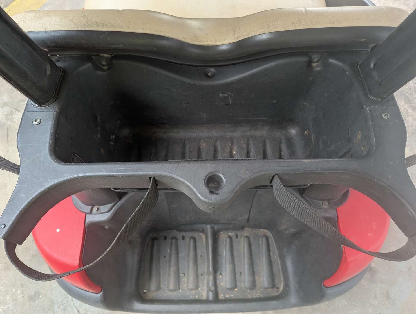 <p>ELECTRIC CLUB GOLF BUGGY</p>