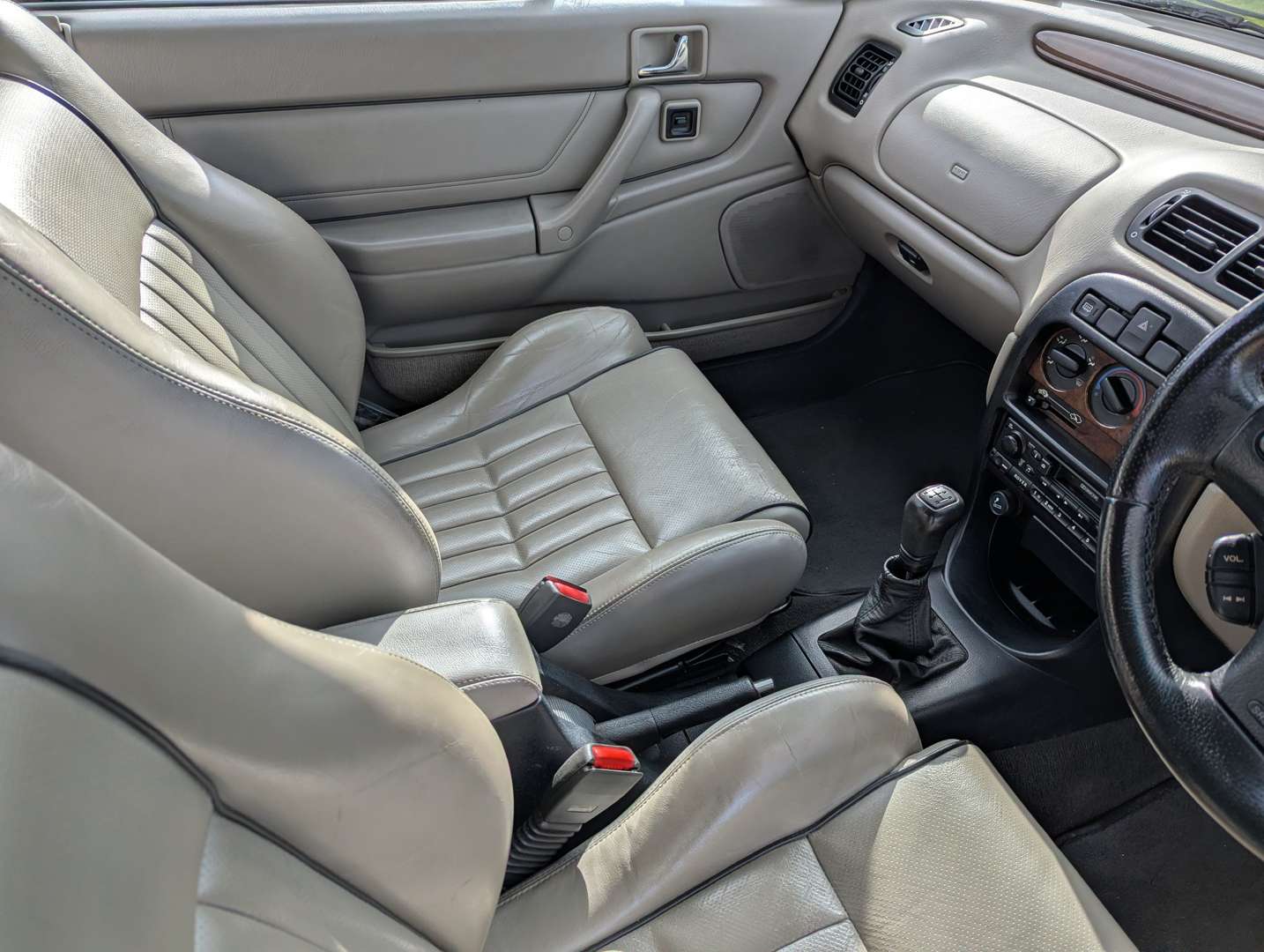 <p>1998 ROVER 216 CABRIOLET</p>