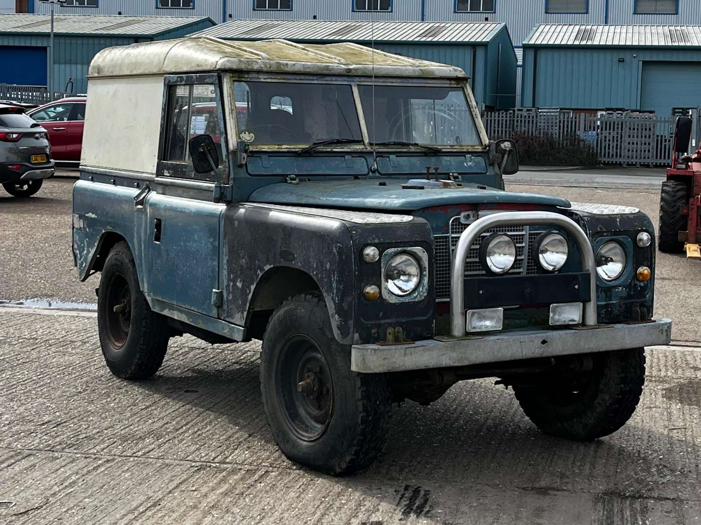 <p>LAND ROVER 88"</p>