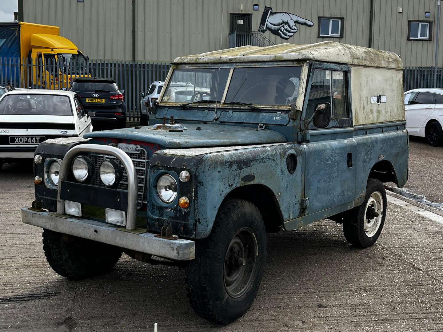 <p>LAND ROVER 88"</p>