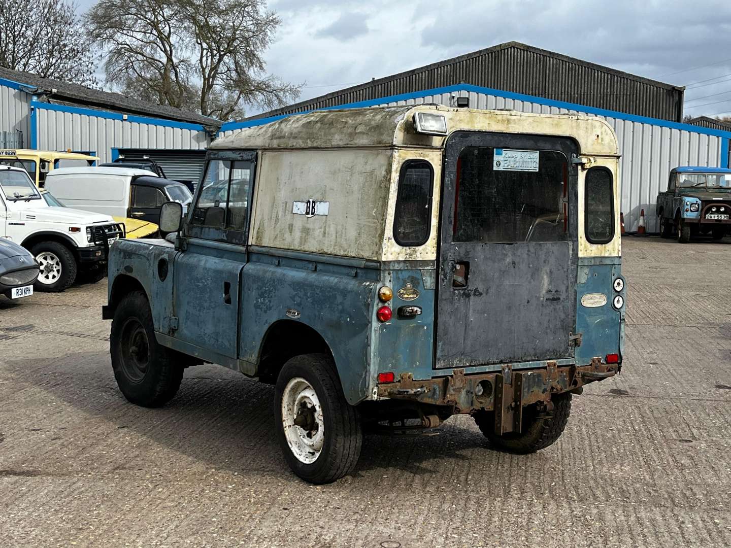 <p>LAND ROVER 88"</p>