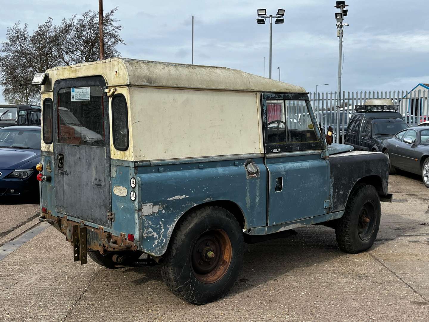<p>LAND ROVER 88"</p>
