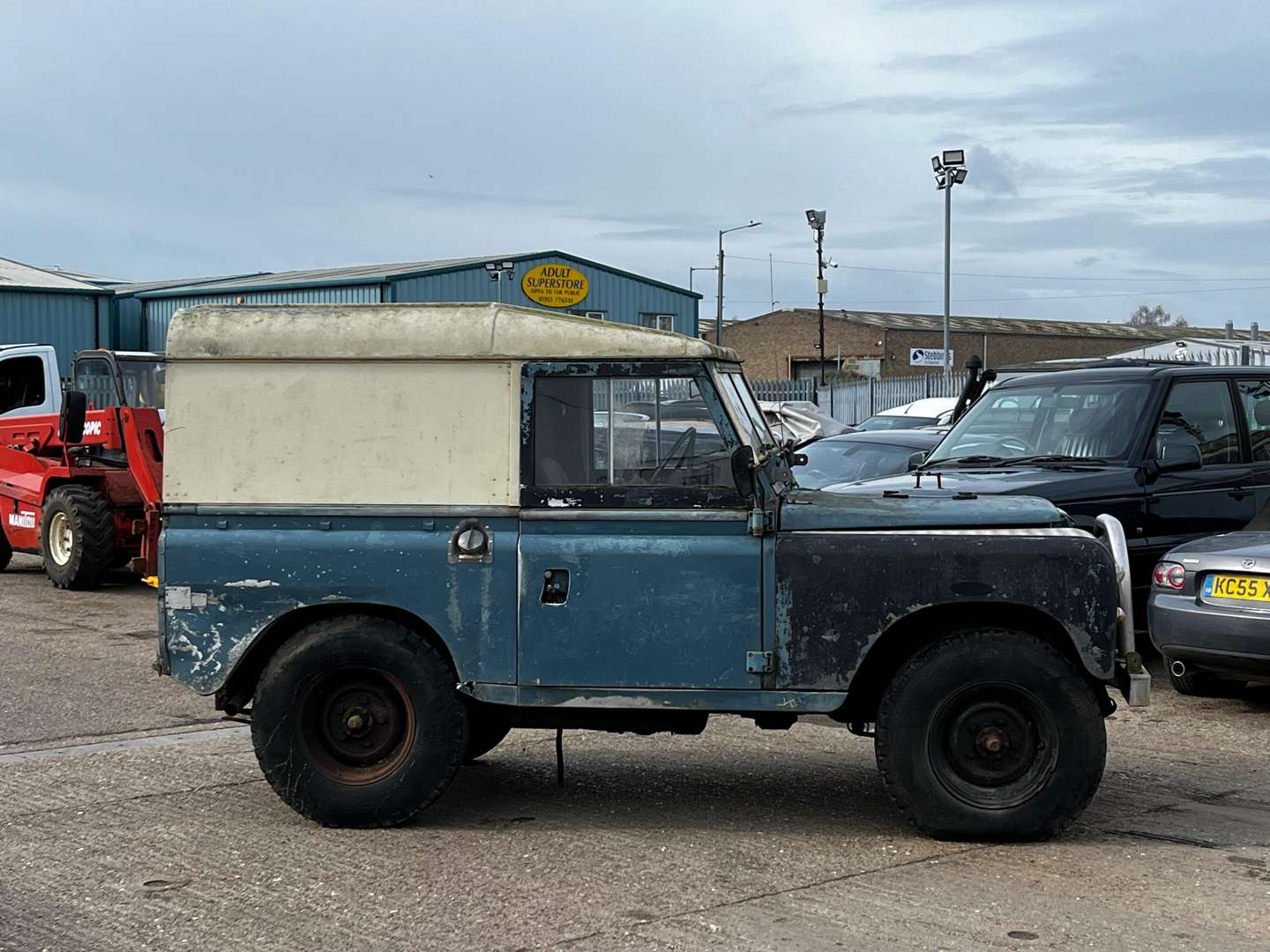 <p>LAND ROVER 88"</p>