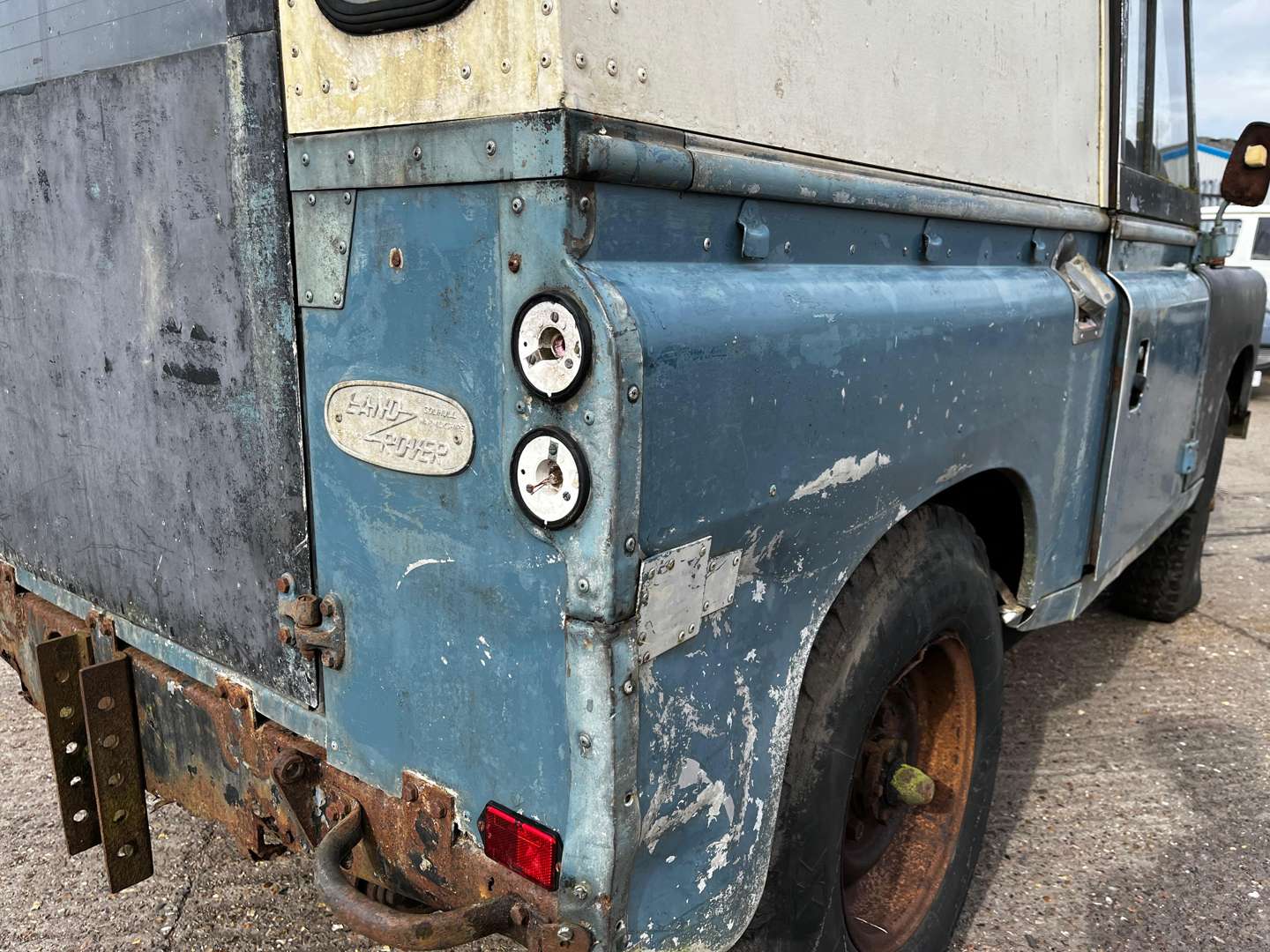 <p>LAND ROVER 88"</p>