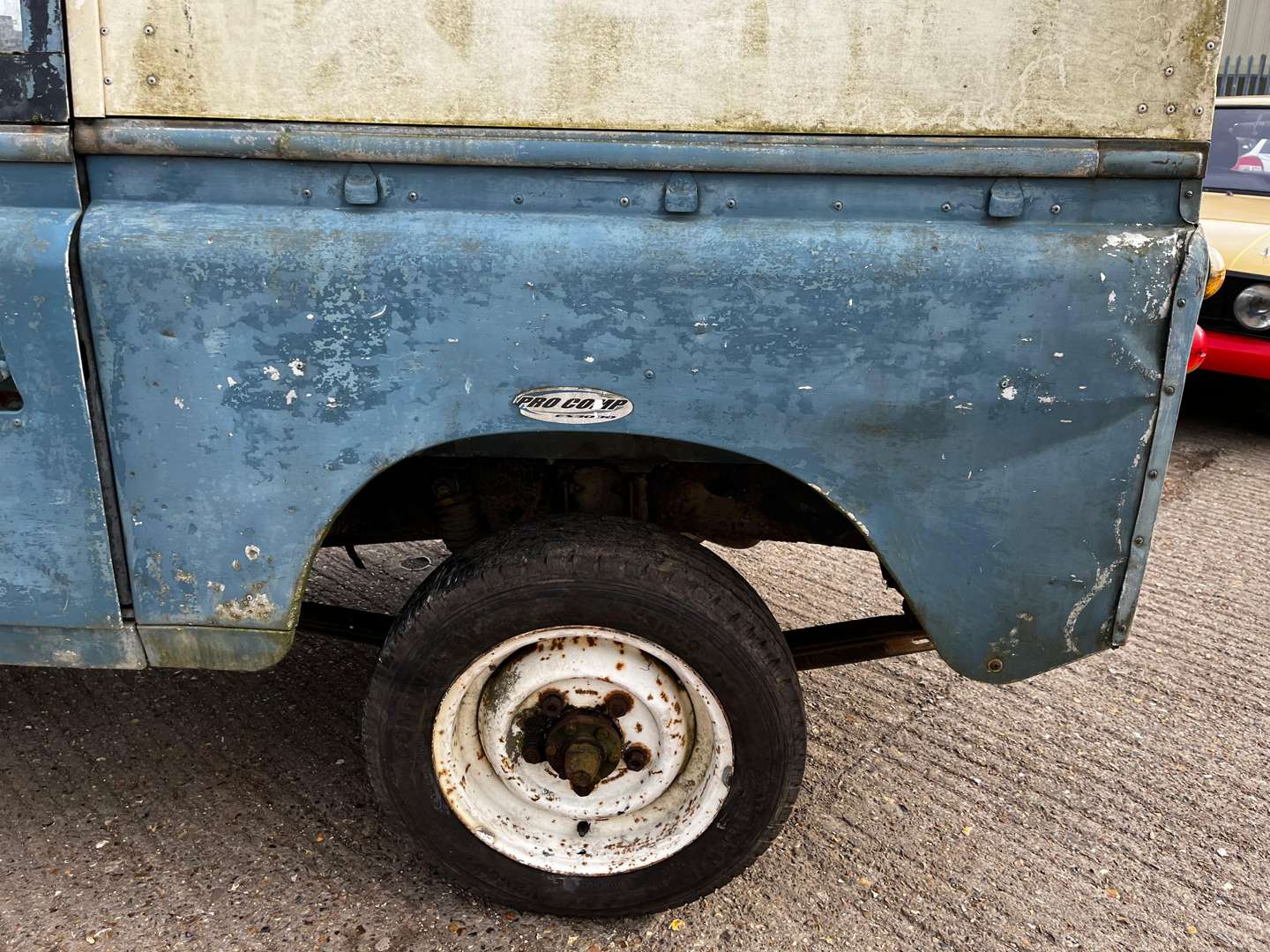 <p>LAND ROVER 88"</p>