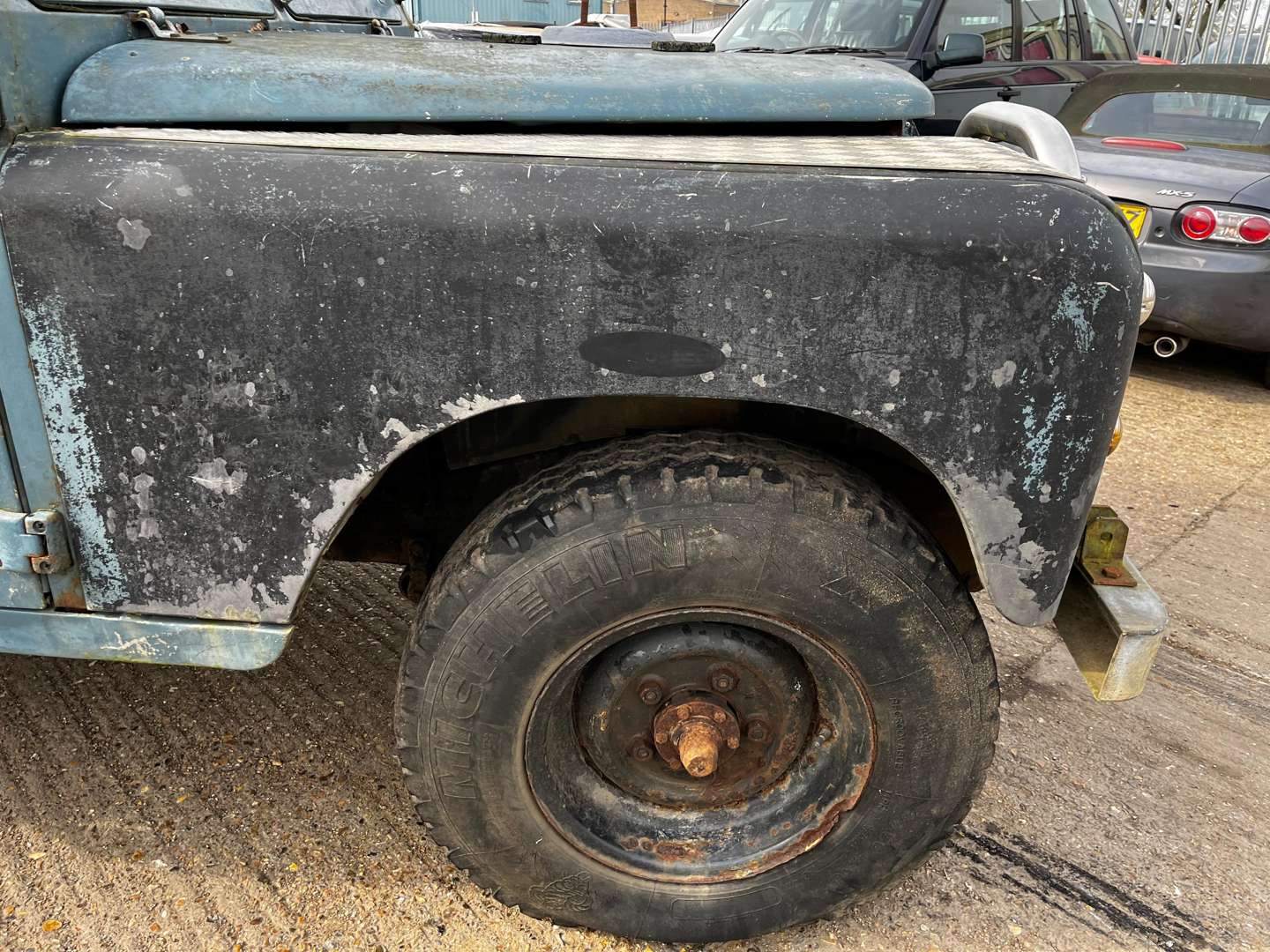 <p>LAND ROVER 88"</p>