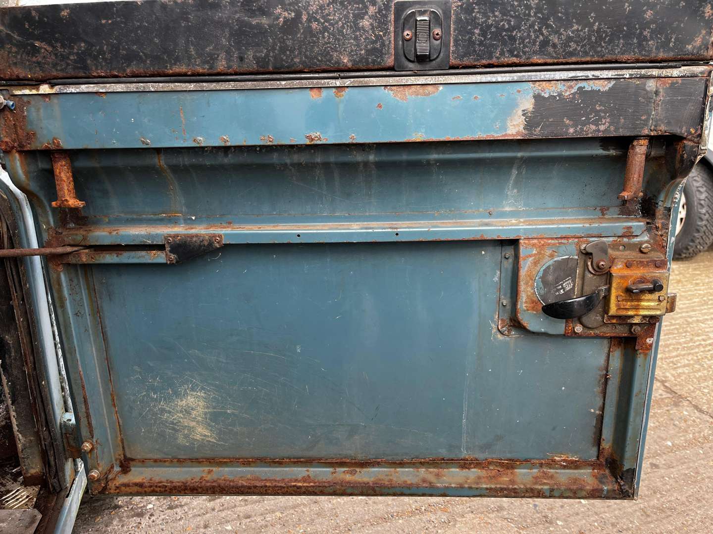 <p>LAND ROVER 88"</p>