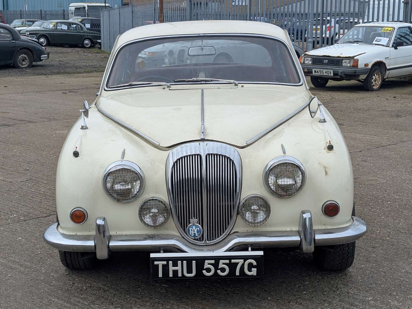 <p>1969 DAIMLER V8 250</p>