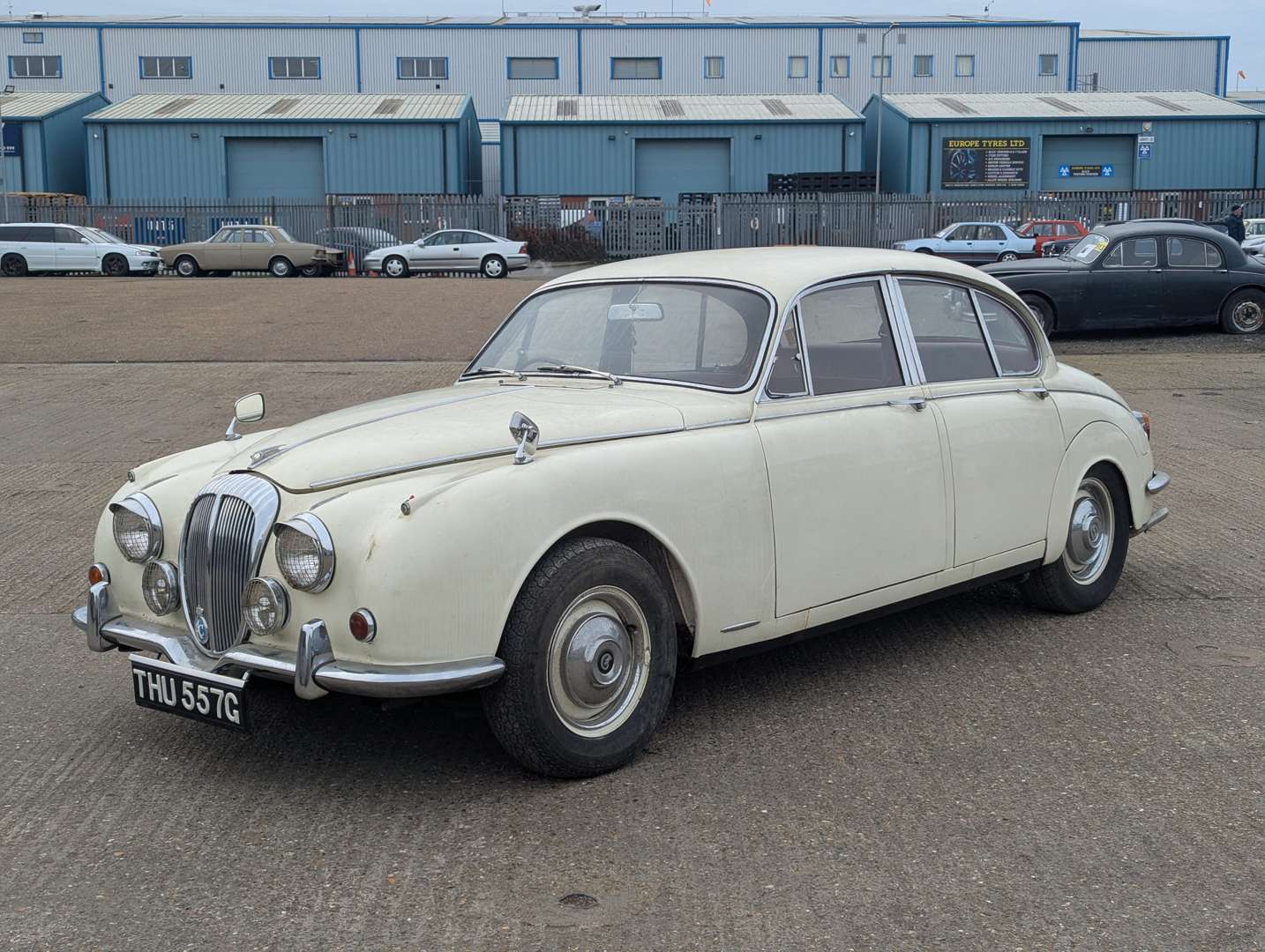 <p>1969 DAIMLER V8 250</p>