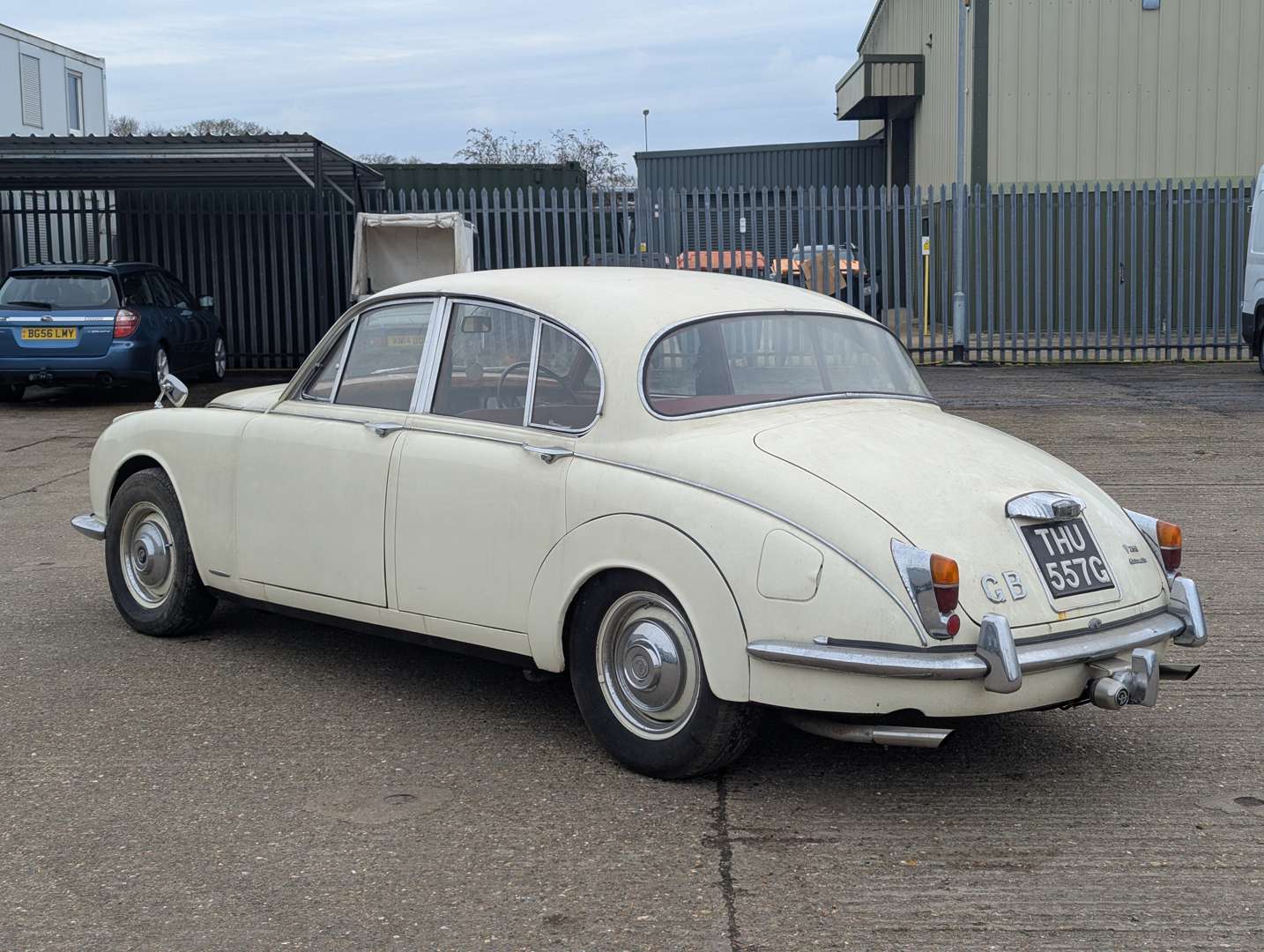 <p>1969 DAIMLER V8 250</p>