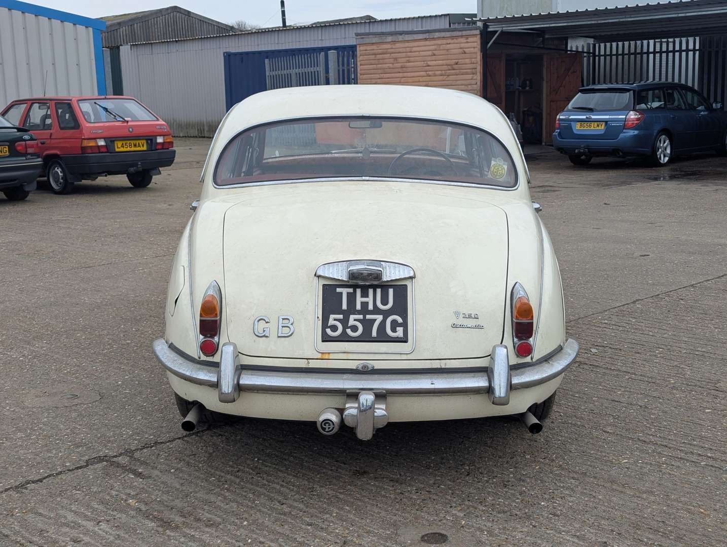 <p>1969 DAIMLER V8 250</p>