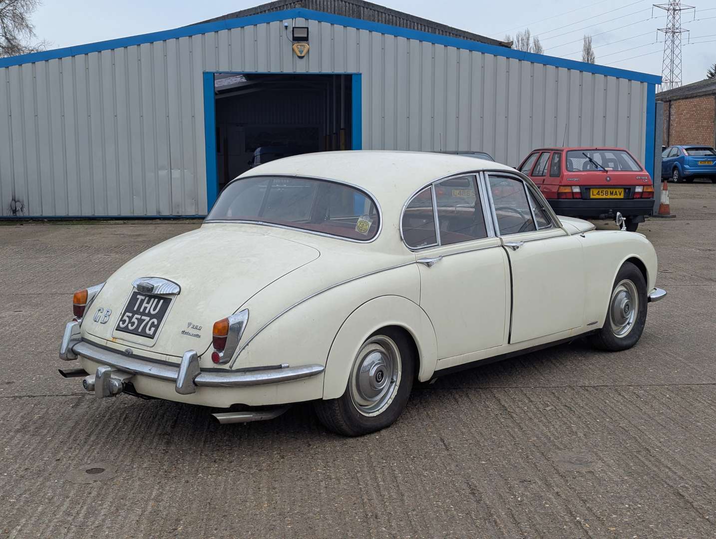 <p>1969 DAIMLER V8 250</p>