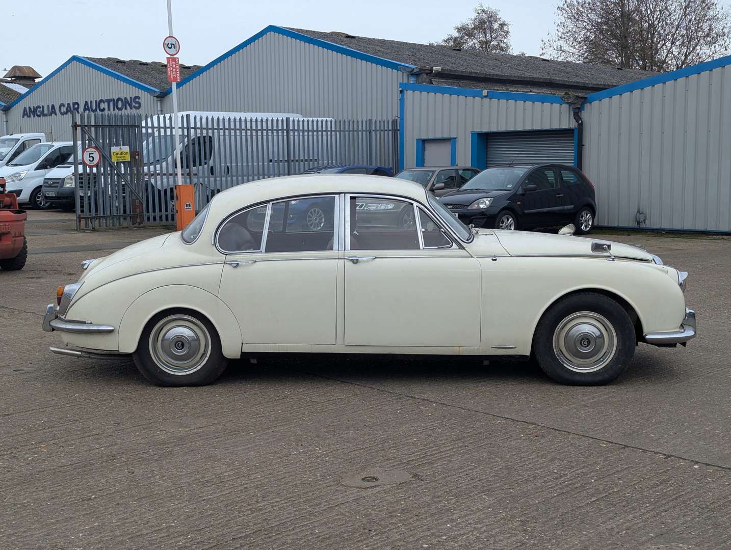 <p>1969 DAIMLER V8 250</p>