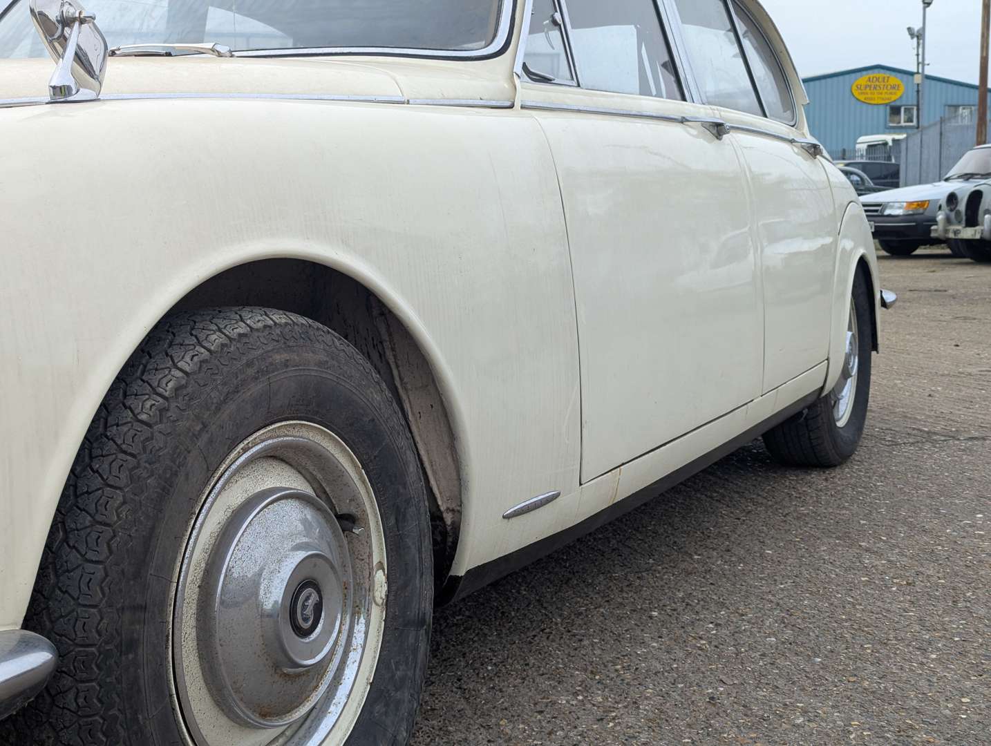 <p>1969 DAIMLER V8 250</p>