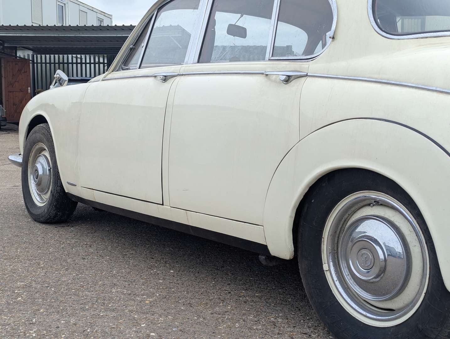 <p>1969 DAIMLER V8 250</p>