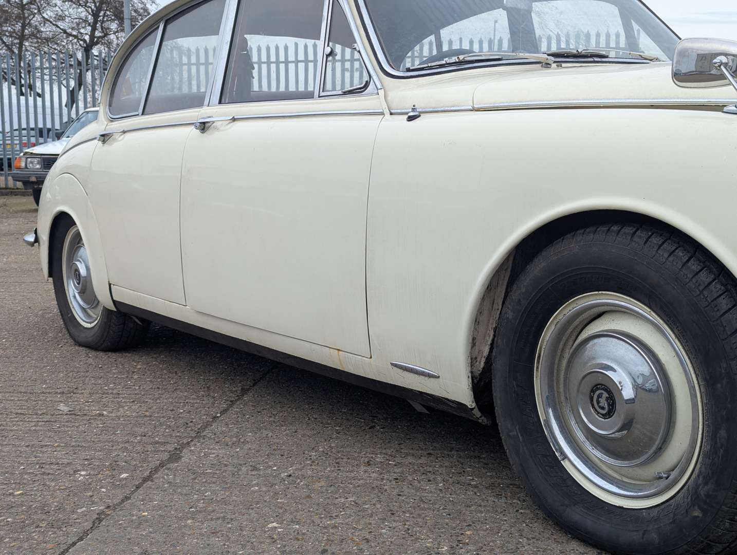 <p>1969 DAIMLER V8 250</p>