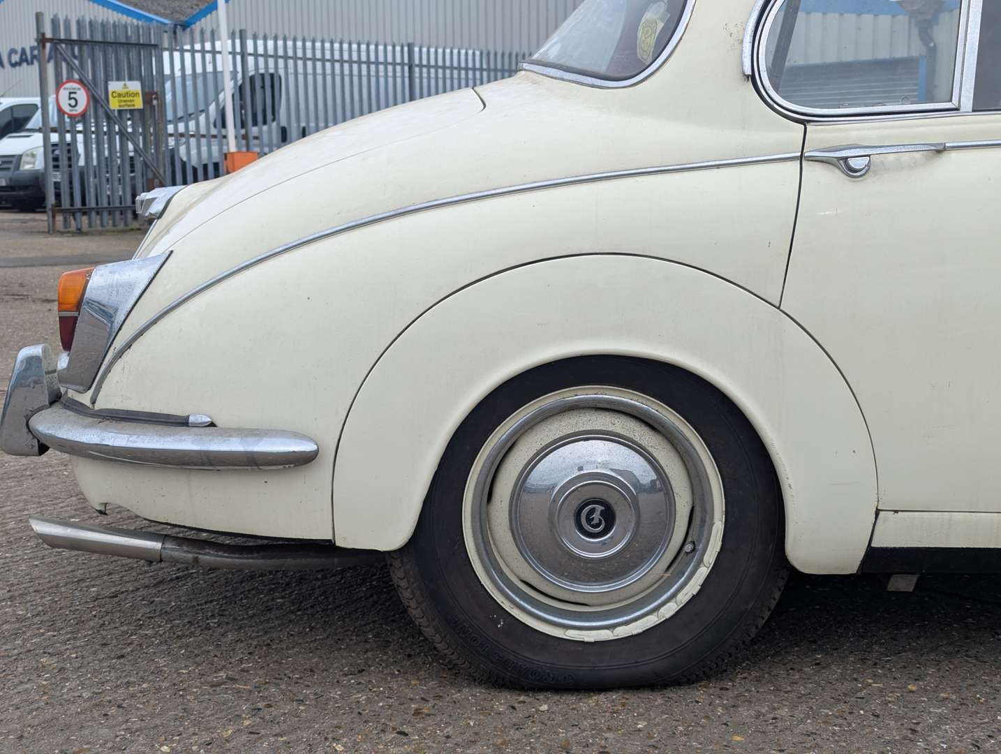 <p>1969 DAIMLER V8 250</p>