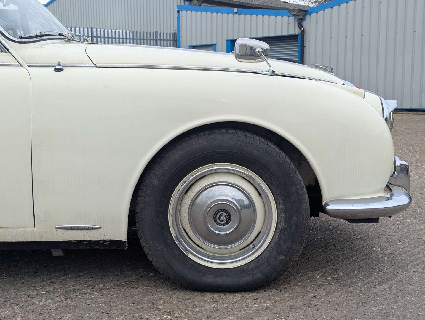 <p>1969 DAIMLER V8 250</p>