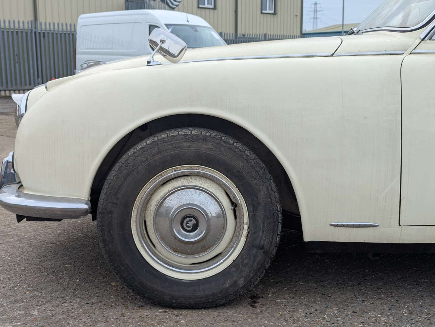 <p>1969 DAIMLER V8 250</p>