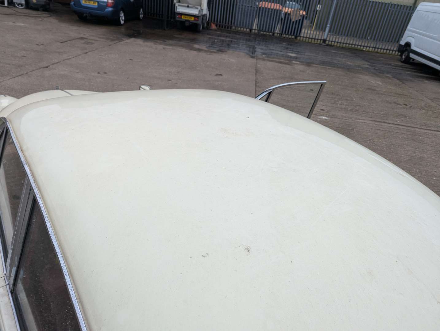 <p>1969 DAIMLER V8 250</p>