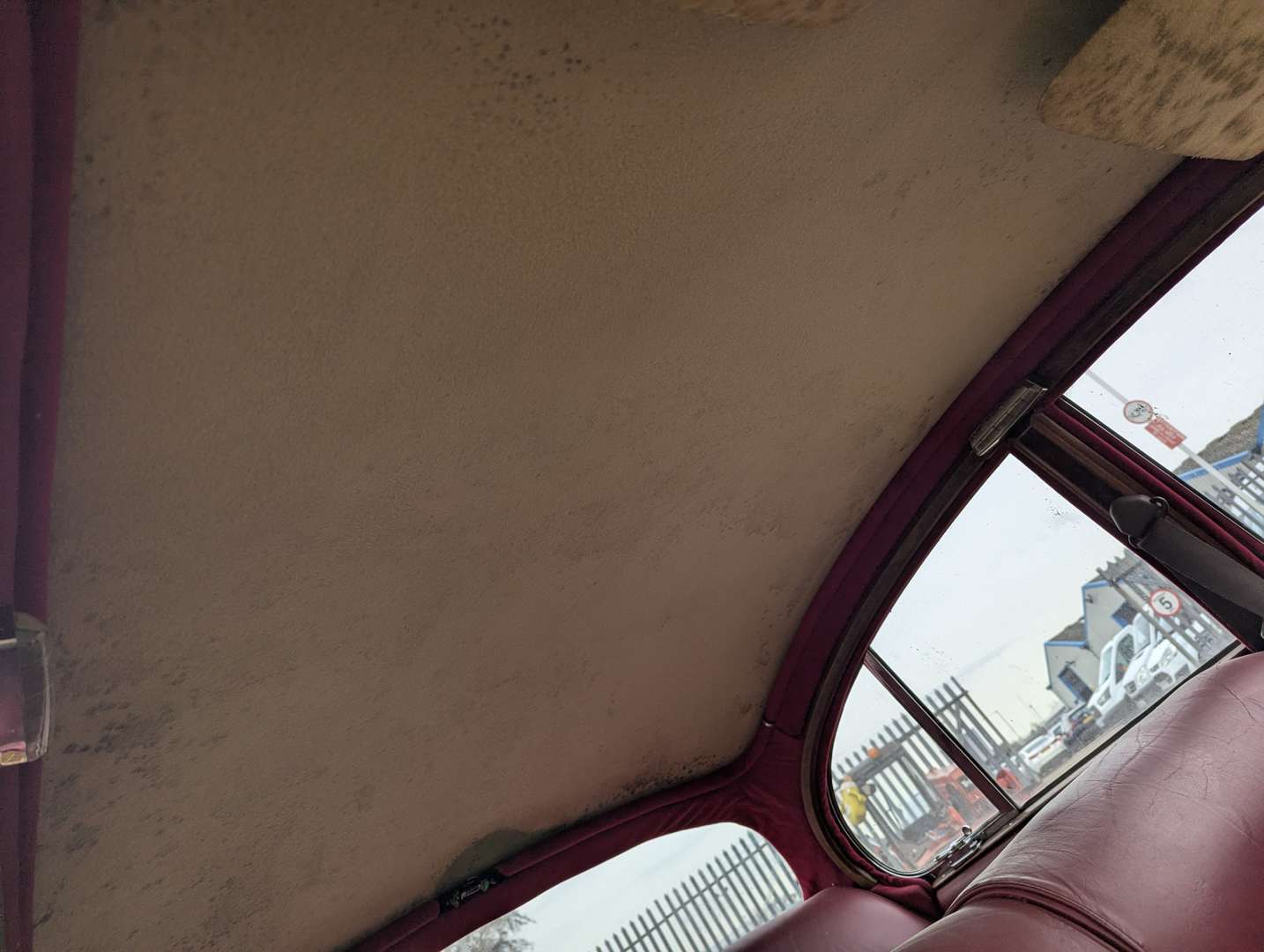 <p>1969 DAIMLER V8 250</p>