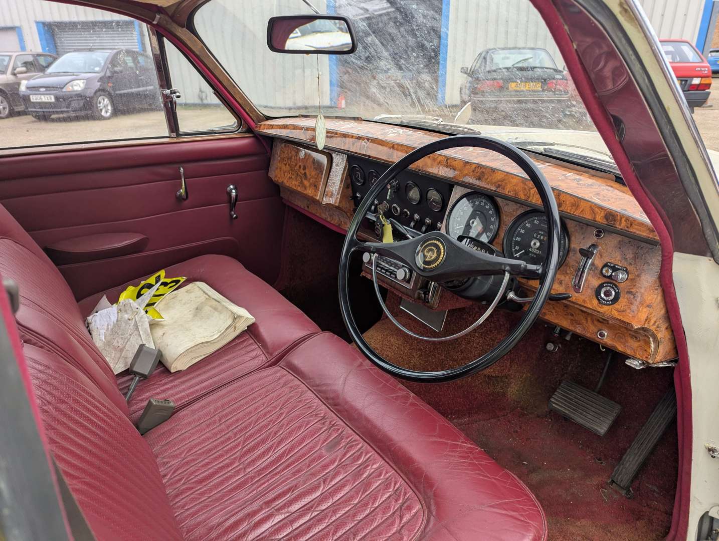 <p>1969 DAIMLER V8 250</p>