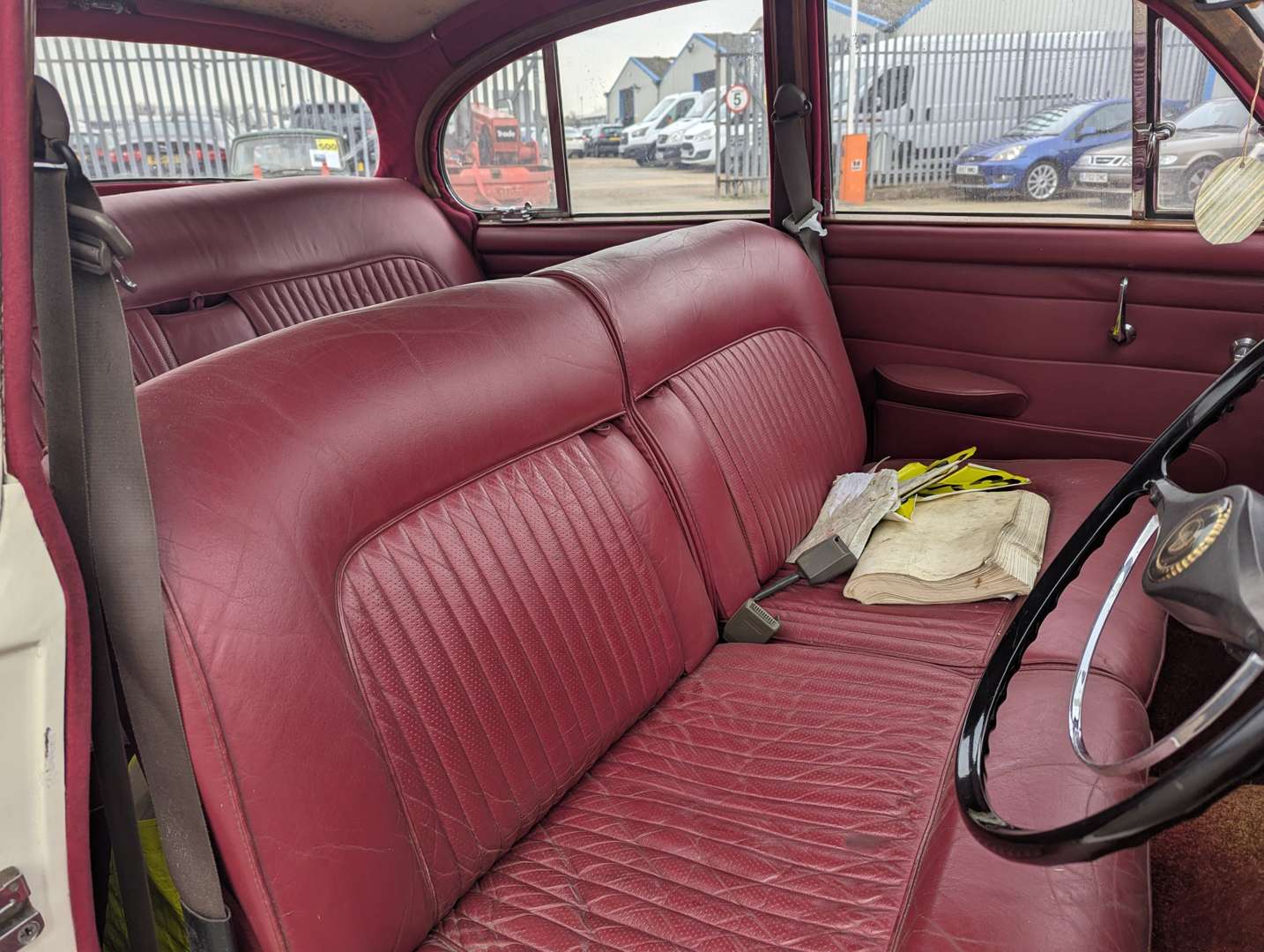 <p>1969 DAIMLER V8 250</p>