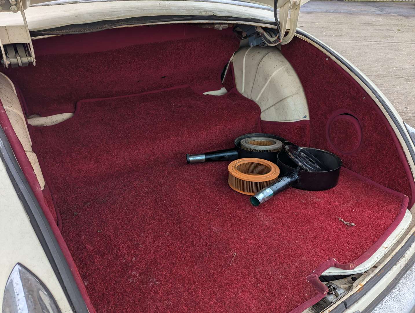 <p>1969 DAIMLER V8 250</p>