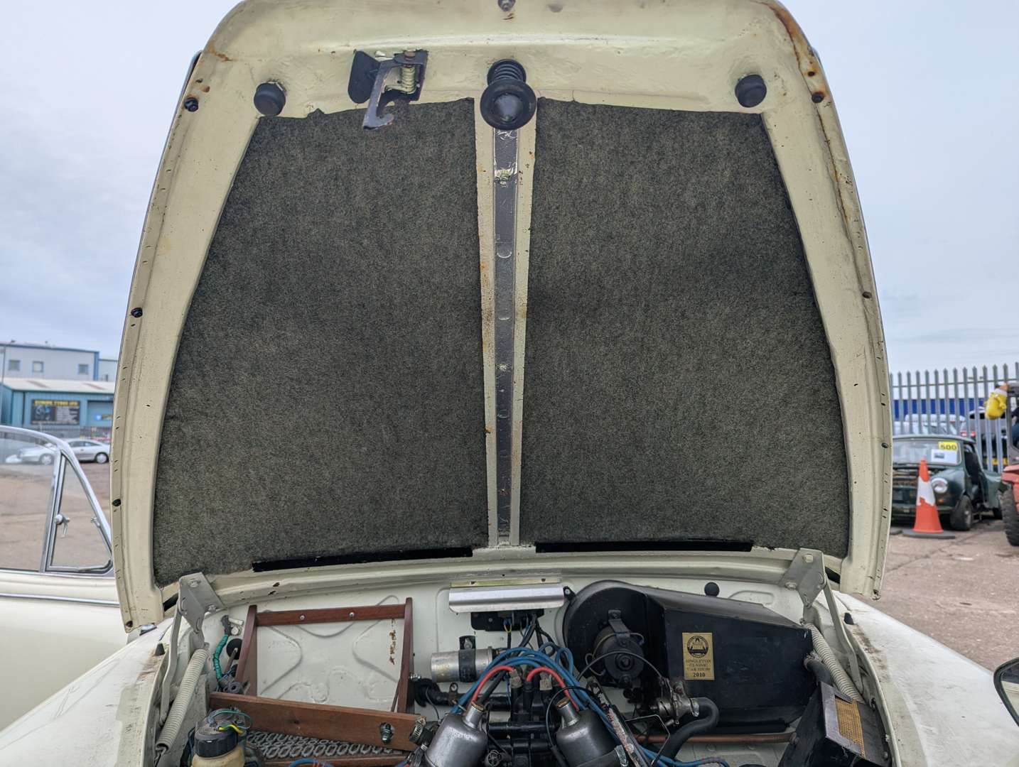 <p>1969 DAIMLER V8 250</p>