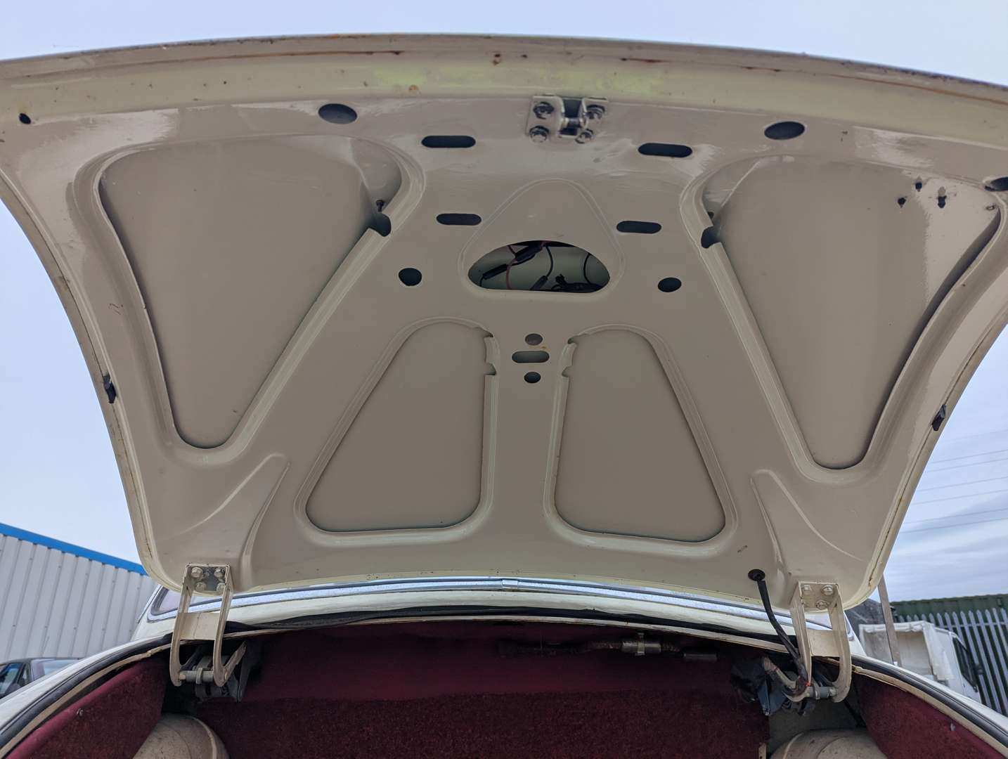 <p>1969 DAIMLER V8 250</p>