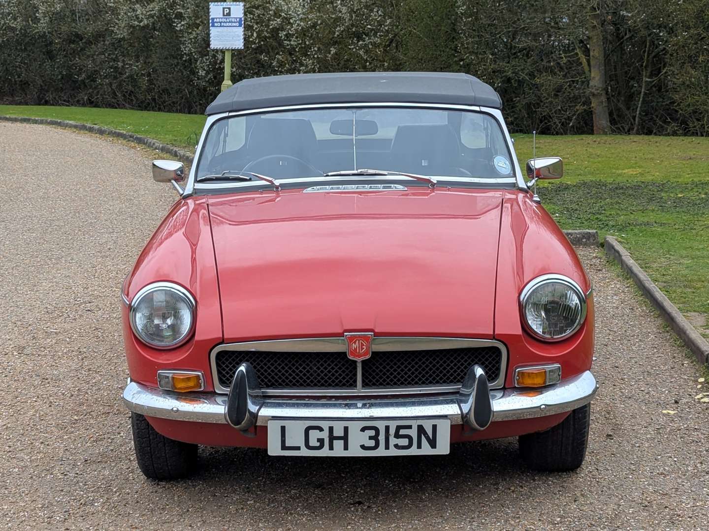<p>1974 MG B ROADSTER</p>